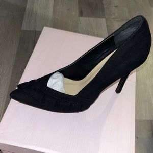 Black faux suede pump with front design JustFab sz9